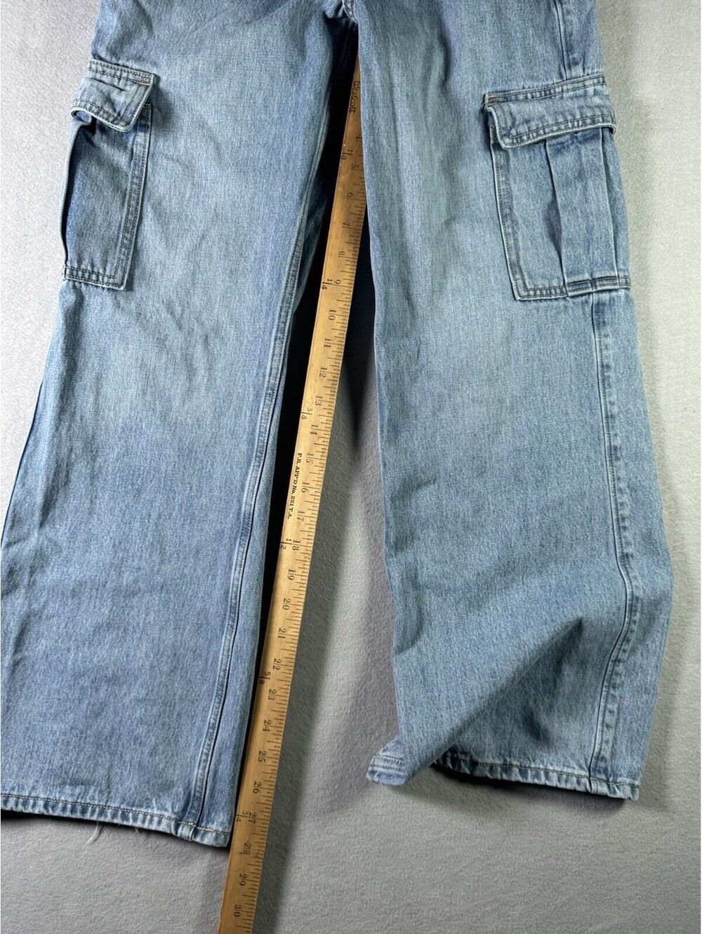 Hollister Low-Rise Baggy Cargo Jeans  Size 000S W23 Short - Picture 3 of 9